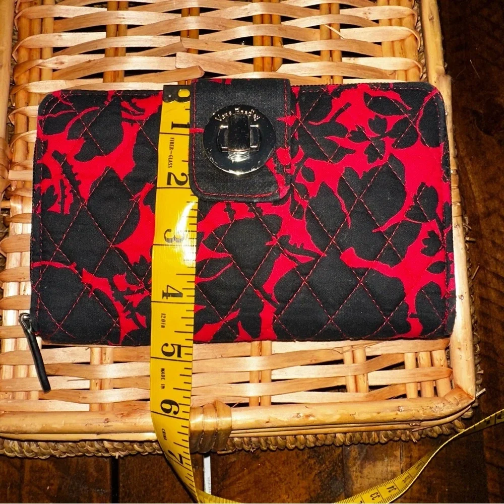 UEC Vera Bradley Turnlock Silhouette Floral Wallet